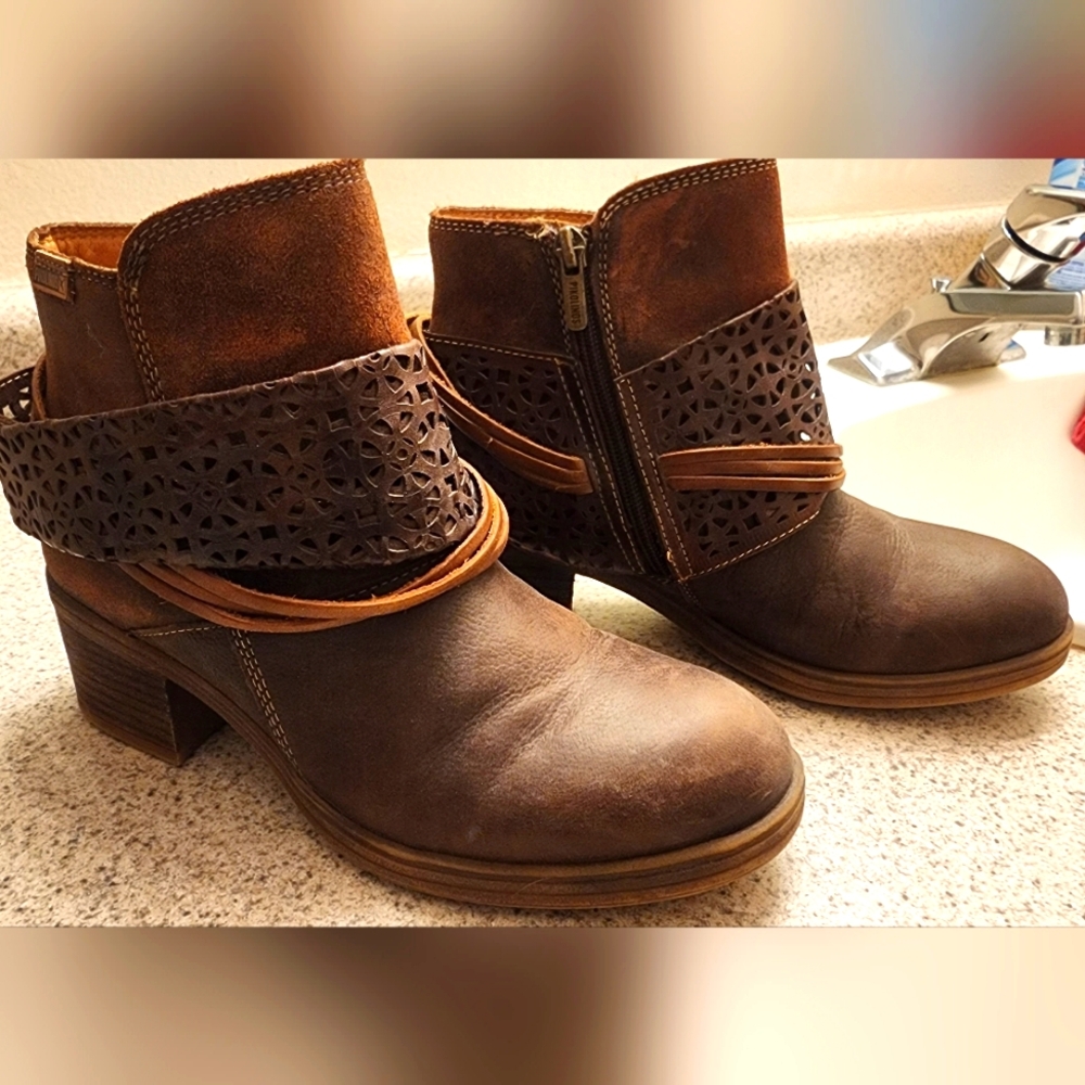 PIKOLINOS Rustic Brown Leather Cutout Cuff Ankle Booties
